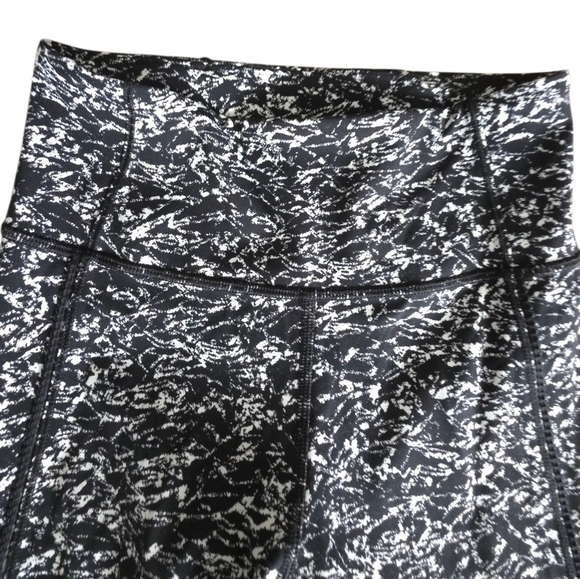 Lululemon Deep Breath Crop (21" ) Iced Wave White Black / Black Size 2 - Picture 3 of 15